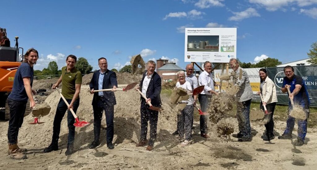 Beteiligte Firmen- und Stadtvertreter beim Spatenstich für den zweiten Faulturm der Kläranlage Aurich-Haxtum