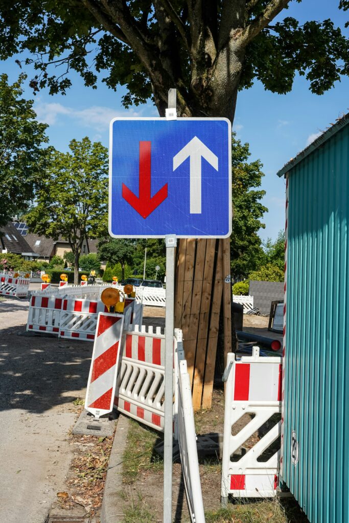 Verkehrsschilder an einer Baustelle, Symbolbild für eine Straßensperrung