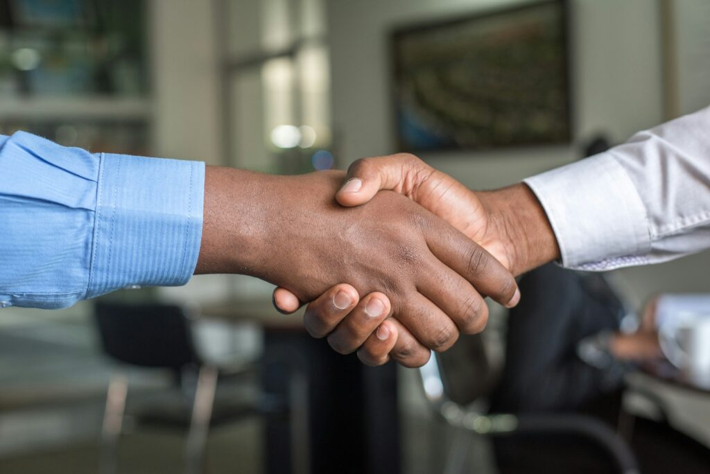 Zwei Personen geben sich im Beratungsgespräch die Hand, Symbolbild für den IHK-Sprechtag