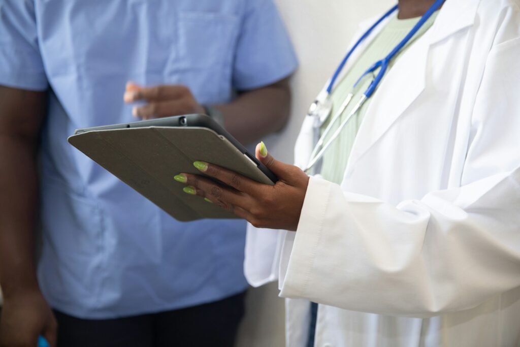 Arzt bespricht mit einer Patientin etwas auf einem Tablet, Symbolbild zum Landespatientenschutz