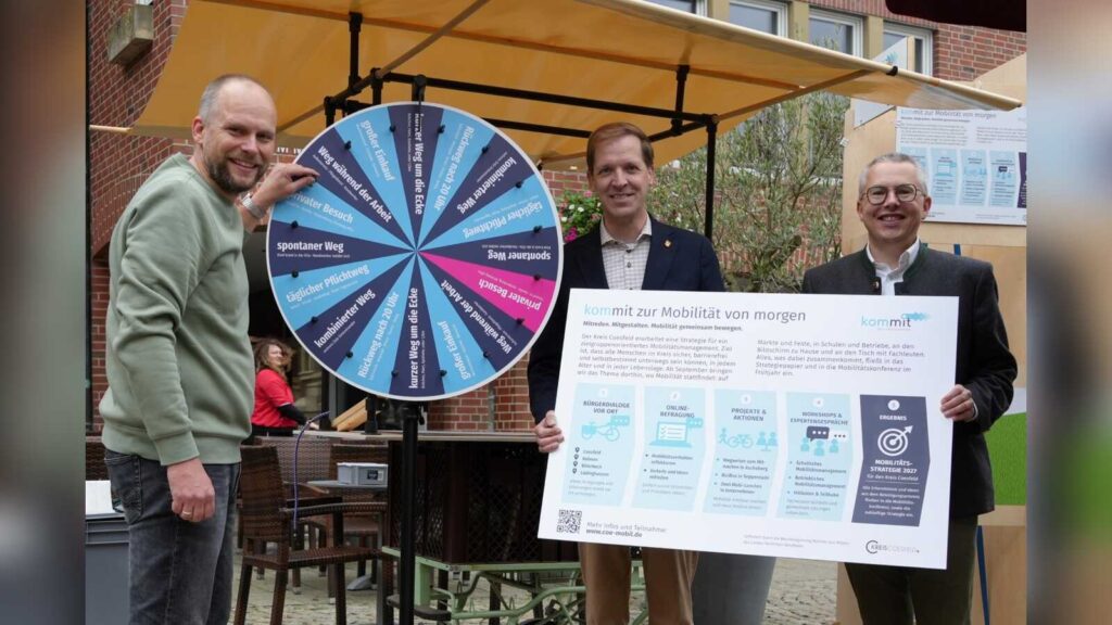 Landrat Dr. Christian Schulze Pellengahr und Kreisdirektor Dr. Linus Tepe am Beteiligungsstand zur Mobilitätsstrategie auf dem Feierabendmarkt in Coesfeld