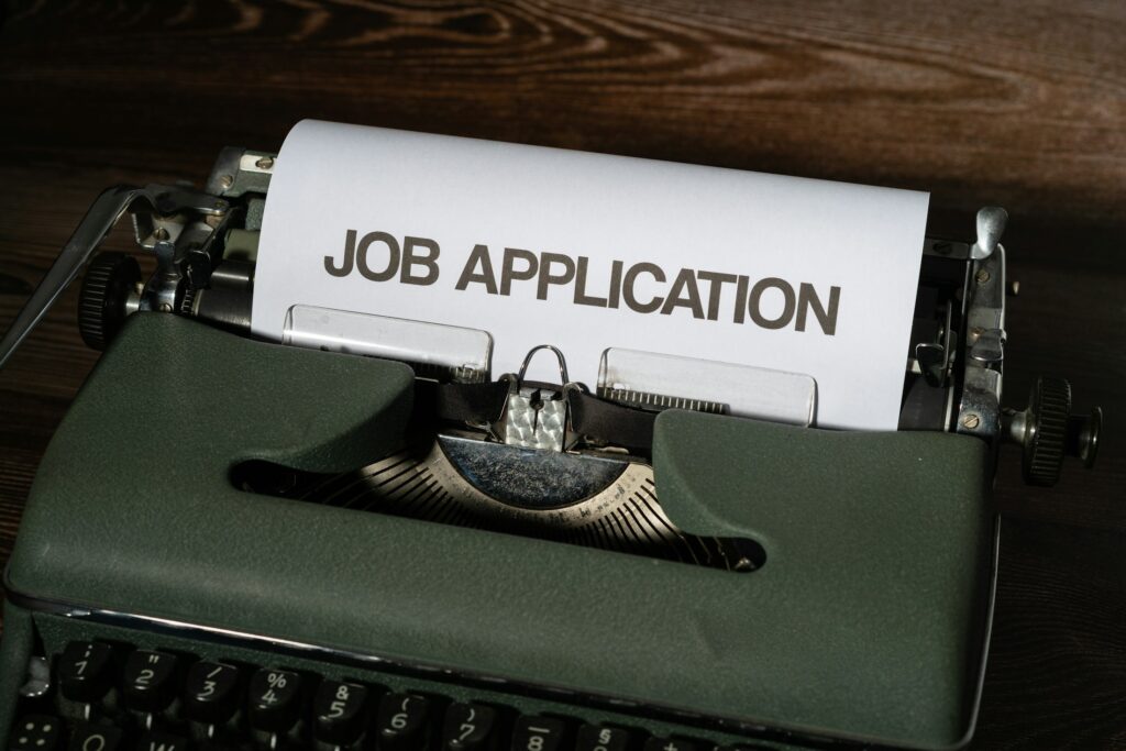 Symbolbild: Schriftzug Job Application als Sinnbild für Stellensuche und Arbeitsmarkt
