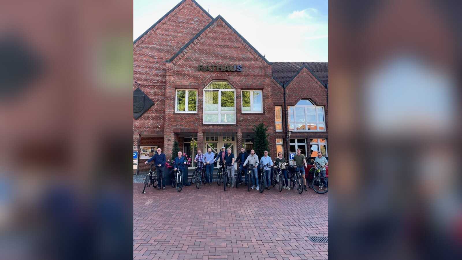 Die Gruppe der Bezirksvorstehertour vor dem Rathaus in Steinfeld