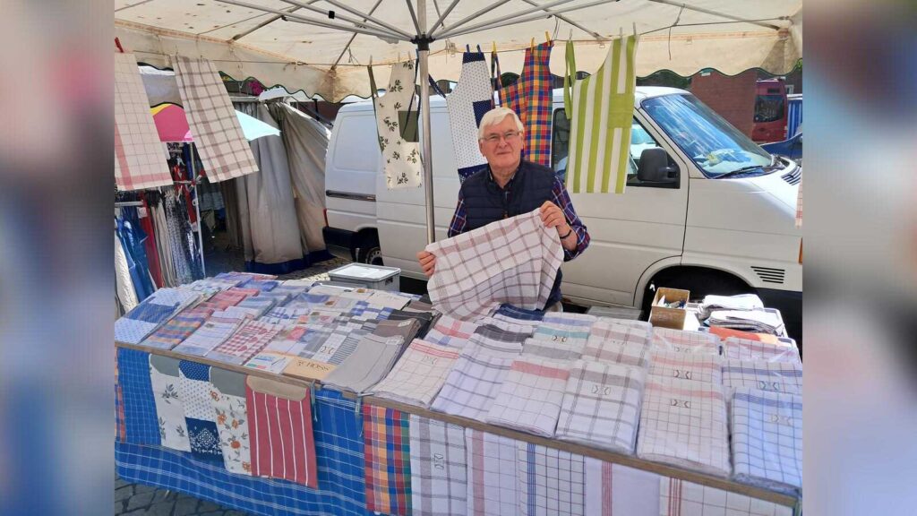 Markthändler Erwin Kötters an seinem Stand auf dem Coesfelder Krammarkt