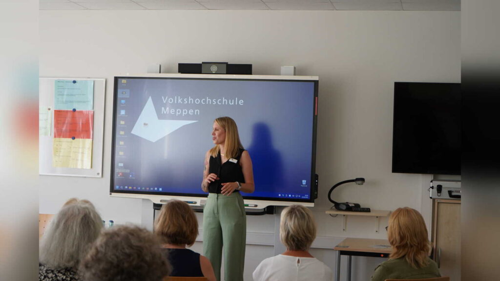 Nina Korte begrüßt Teilnehmende beim vergangenen Impulsvortrag der VHS Meppen