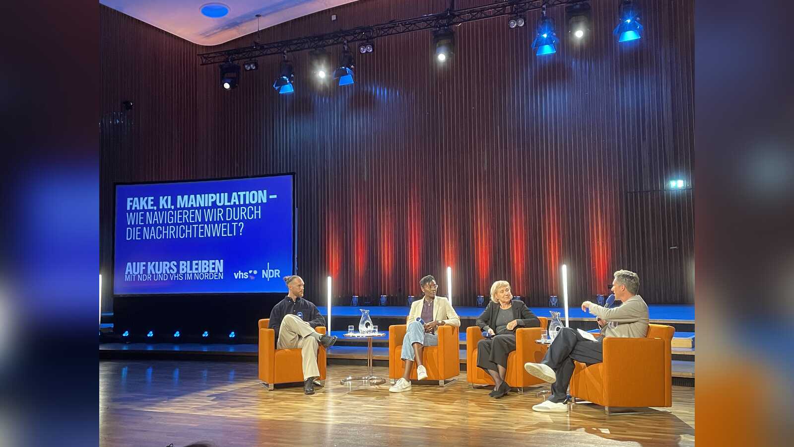 Podiumsdiskussion beim Auftakt der Initiative Auf Kurs bleiben im NDR-Landesfunkhaus Hannover mit Pascal Siggelkow, Joyce Noufélé, Prof. Dr. Caja Thimm und Moderator Arne-Torben Voigts