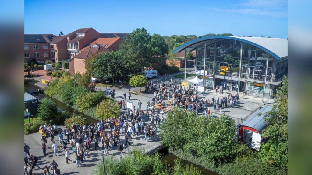 Neue Studierende der Hochschule Emden/Leer werden am Campus Emden bei sommerlichem Wetter begrüßt