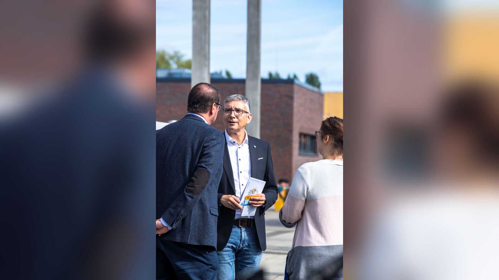 Hochschulpräsident Prof. Dr. Marco Rimkus im Gespräch mit Emdens Oberbürgermeister Tim Kruithoff und Claudia Herm, Leiterin der Zentralen Studienberatung