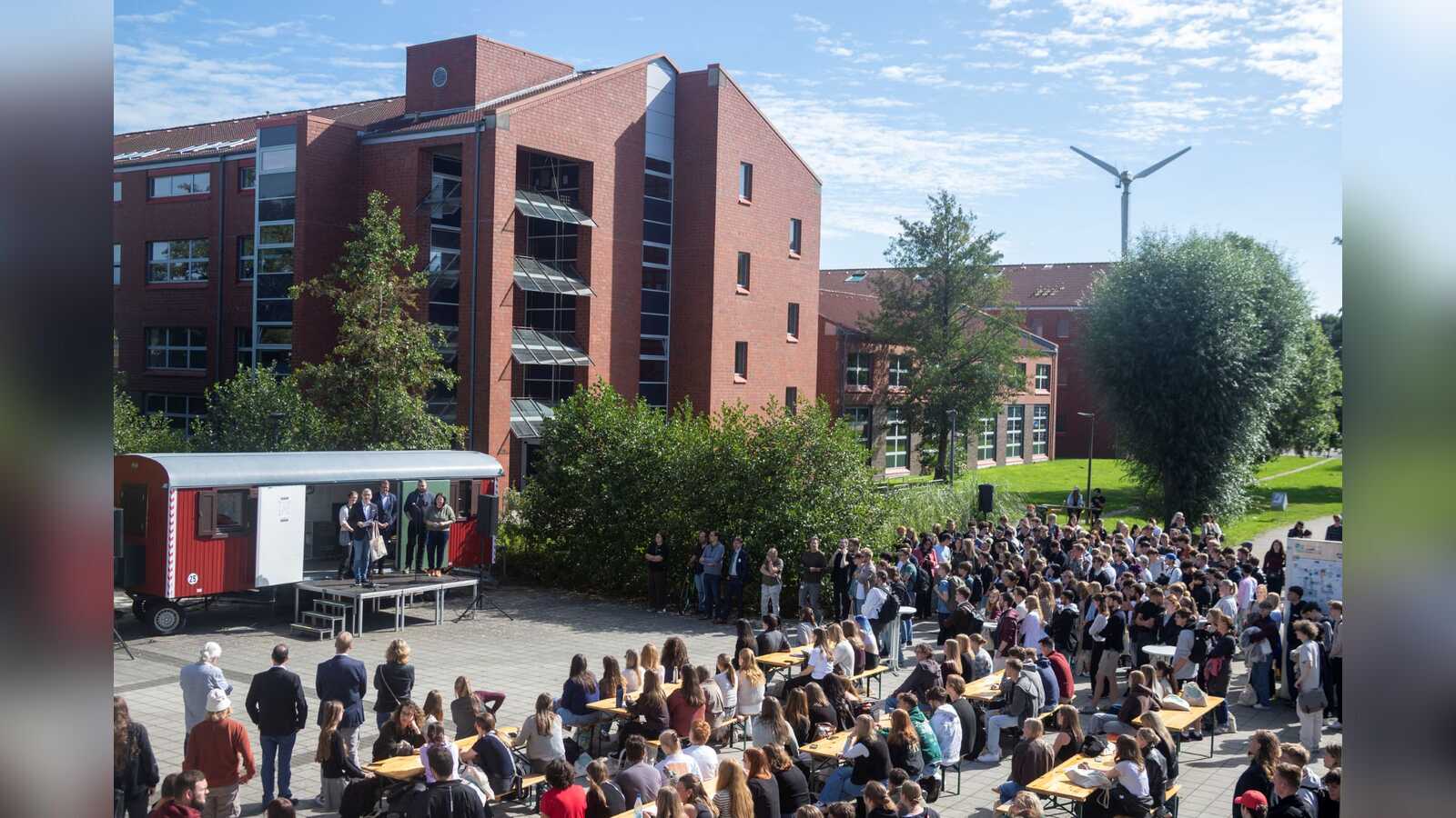 Neue Studierende werden bei sommerlichem Spätsommerwetter am Campus begrüßt