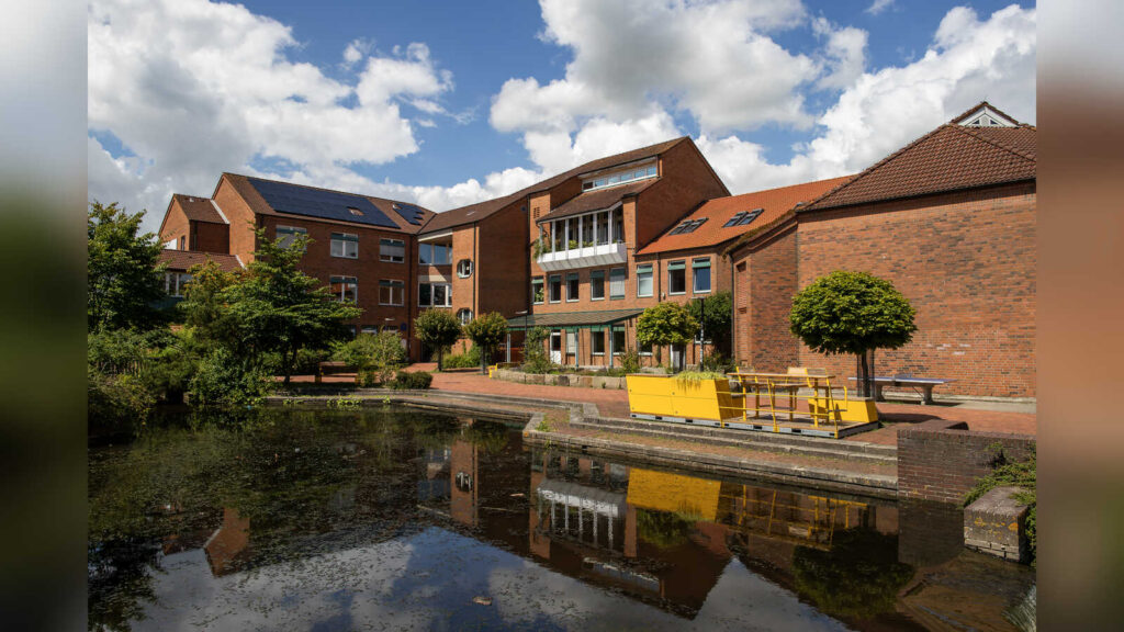 Der von einer Gracht durchzogene Campus der Hochschule Emden/Leer
