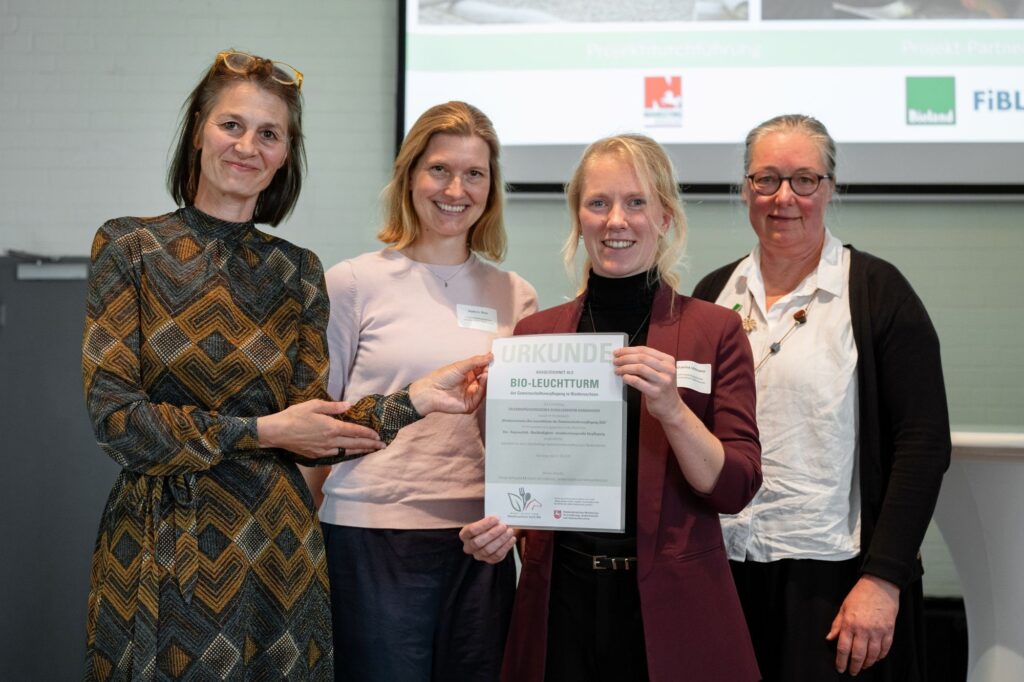 Ministerin Miriam Staudte mit Vertreterinnen des Erlebnispädagogischen Schullandheims Barkhausen bei der Auszeichnung als Bio-Leuchtturm