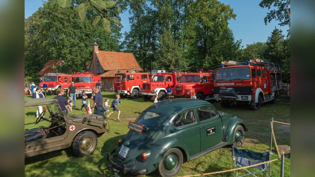 Historische Feuerwehr- und Rettungsfahrzeuge beim Oldtimer-Blaulichttag im Tierpark Nordhorn