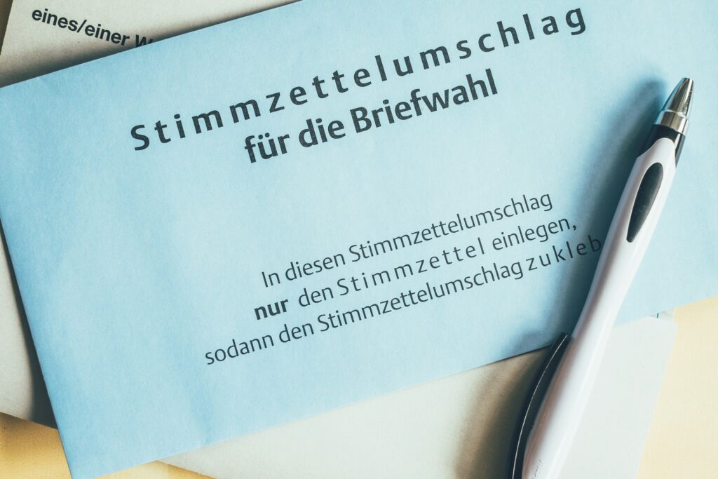 Briefwahlunterlagen mit Wahlschein auf einem Tisch