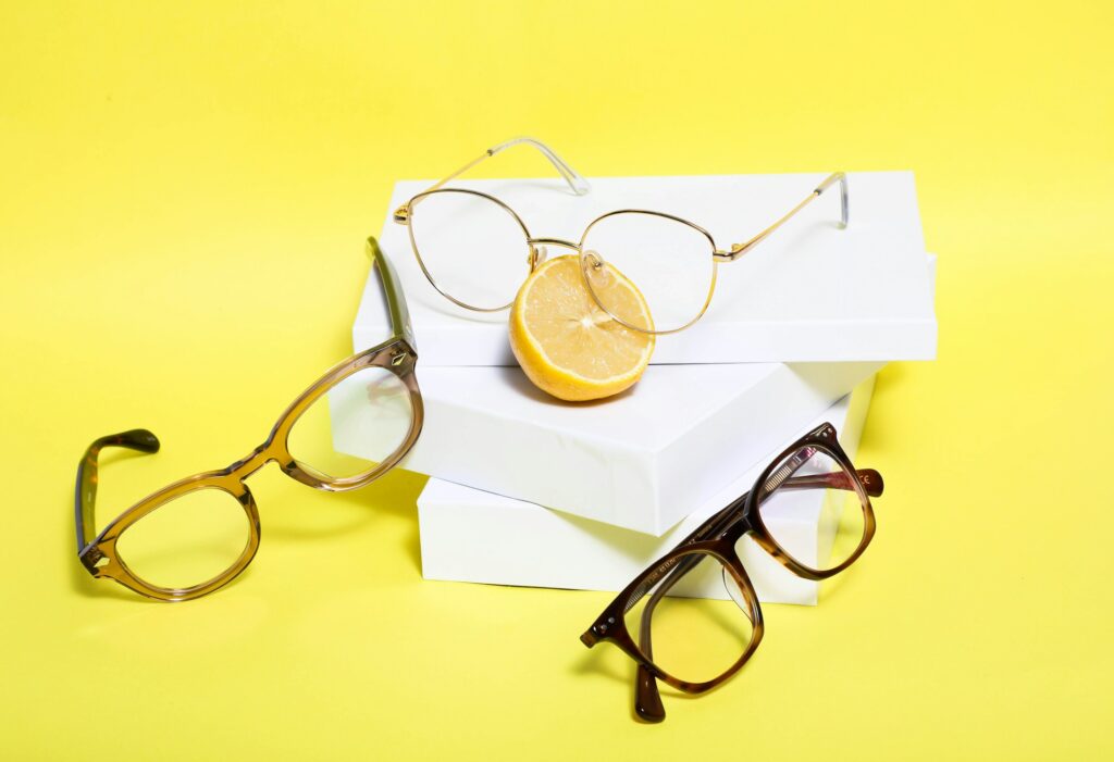 Brille auf weißem Untergrund (Symbolbild)