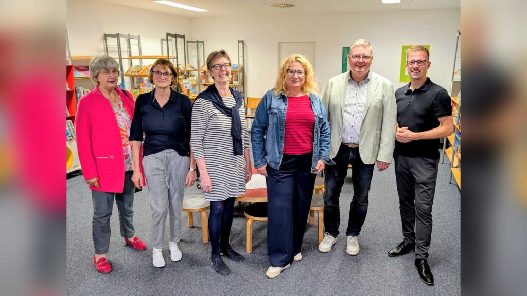 Gruppenfoto zur Eröffnung der neuen Bücherei-Zweigstelle Klausheide im Dorfgemeinschaftshaus