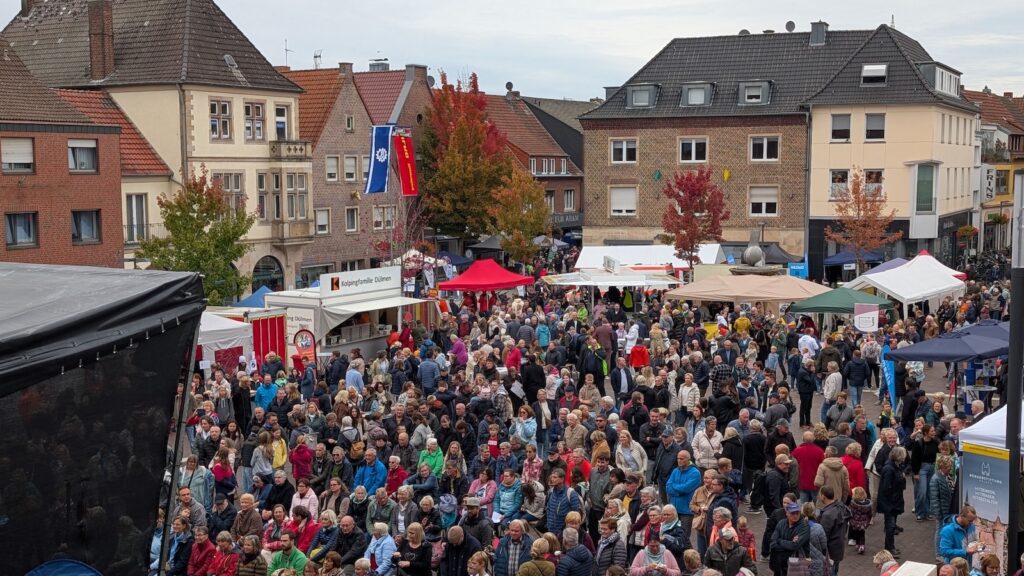 Besucherinnen und Besucher beim Bürgertreff in der Dülmener Innenstadt (Archivbild 2025)