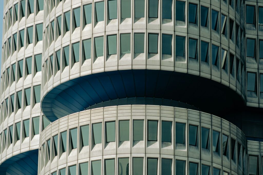 Moderne Bürofassade als Symbolbild für den Dienstleistungssektor