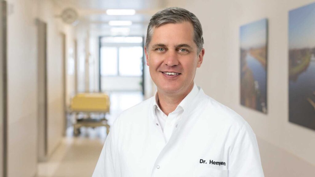 Chefarzt Dr. Hans-Günther Hempen beim Patientenvortrag über Divertikel im Darm am St.-Josefs-Hospital Cloppenburg