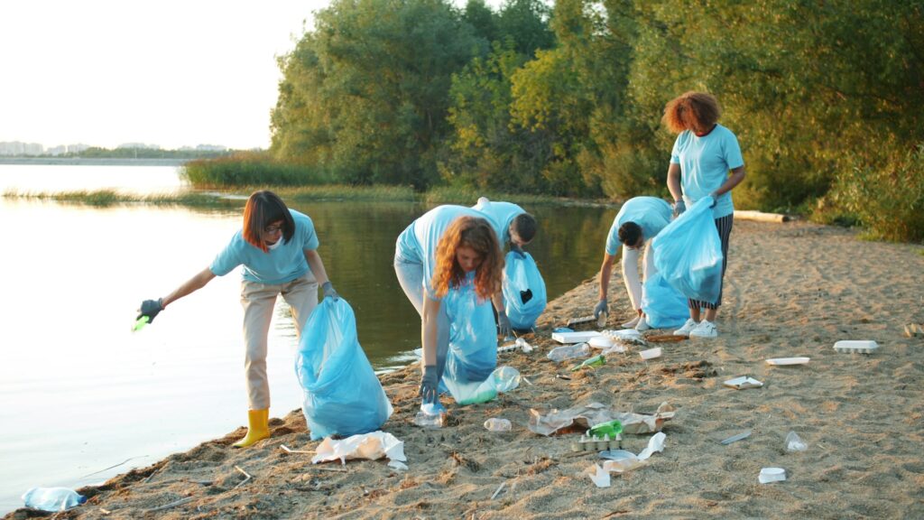 Freiwillige sammeln gemeinsam Müll im Freien, Symbolbild für den Cleanup Day in Gescher