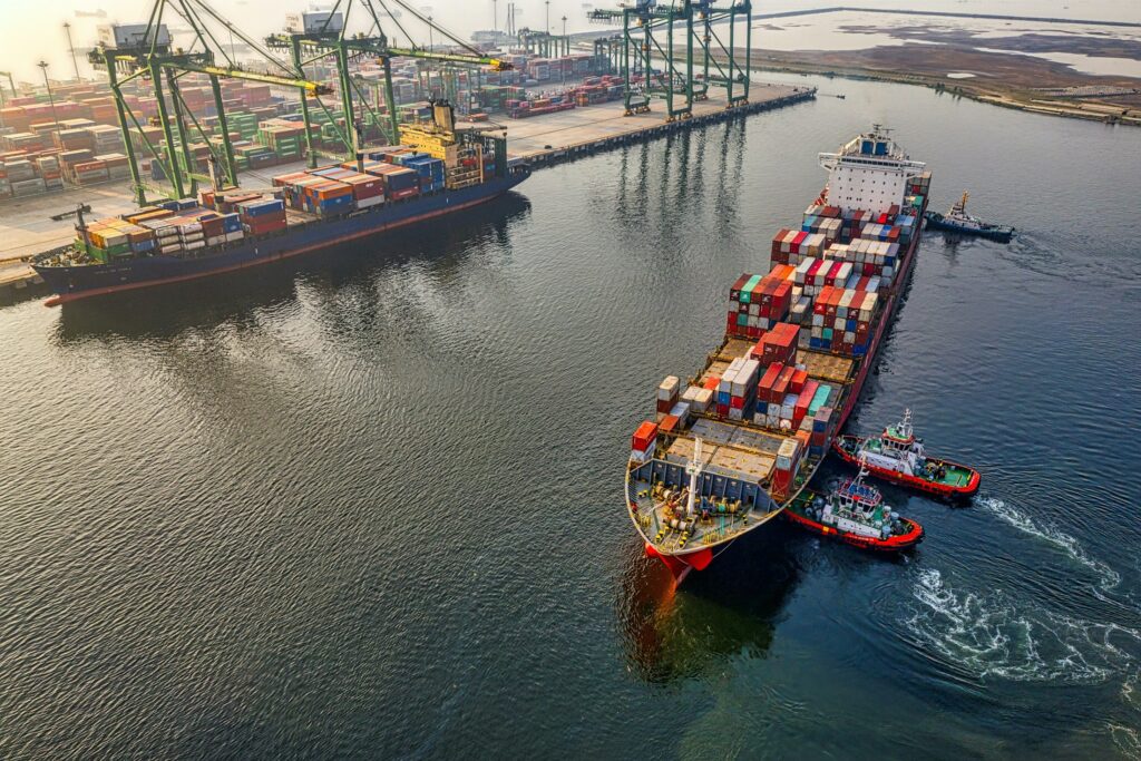 Containerschiff auf See als Symbolbild für den deutschen Außenhandel