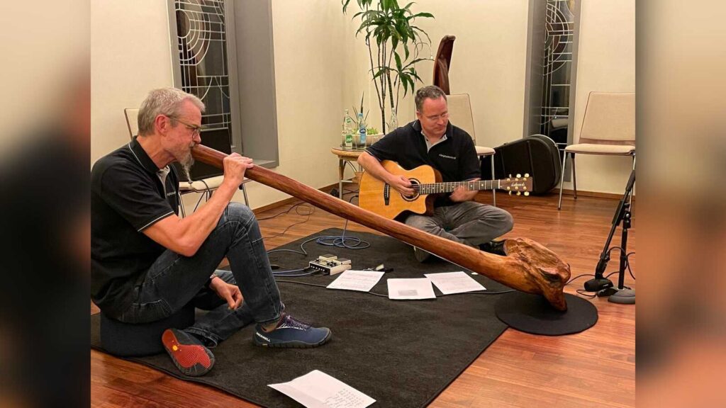 Das Duo Klangholzkompott bei einer Aufführung