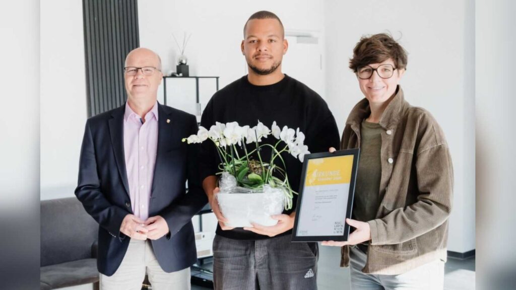 Gert Kühling, Nils Leeroy Aumann und Anne Nußwaldt bei der Übergabe der Förderurkunde an die Frames GmbH in Lohne