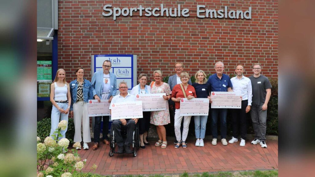 Der Vorstand der Sporthilfe Emsland gratuliert den erfolgreichsten Losverkäufern der Emsland-Sport-Tombola