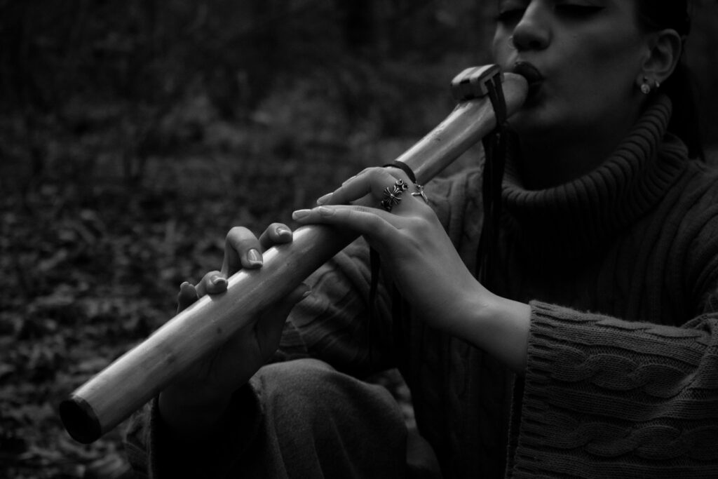 Person spielt ein Holzblasinstrument, Symbolbild zum Didgeridoo-Workshop
