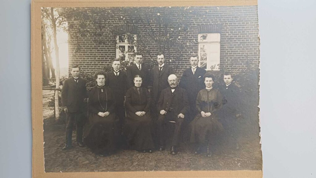 Die Familie Kuhr im Jahr 1923, sechste Person von links: Heinrich Kuhr