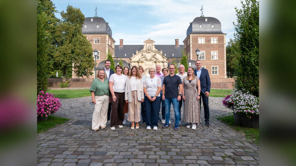 Acht Jubilarinnen und Jubilare der Stadtverwaltung Ahaus mit Bürgermeisterin Karola Voß bei der Ehrung im Schlosshotel Ahaus