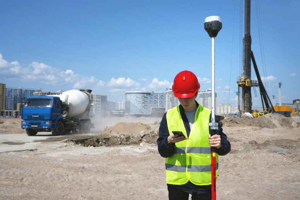 Symbolbild für Digitalisierung im Baugewerbe: Vermessung auf einer Baustelle