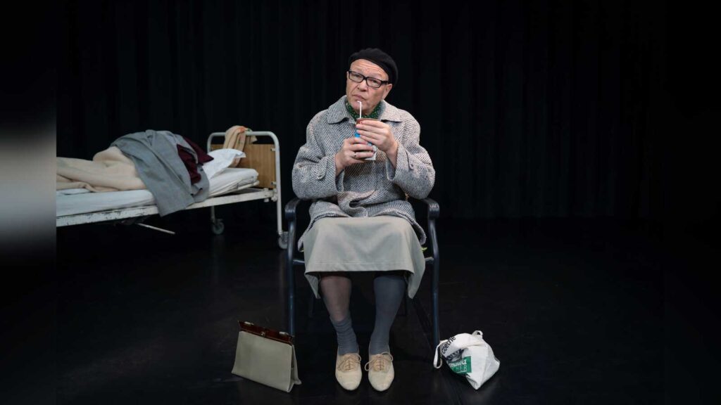 Schauspieler Achim Conrad in dem Theaterstück Du bist meine Mutter