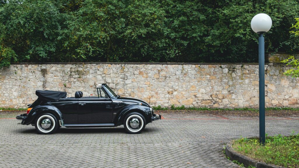 Volkswagen Käfer Cabriolet auf einem Parkplatz nahe dem ehemaligen Karmann-Werk in Osnabrück, das heute zum VW-Werk gehört