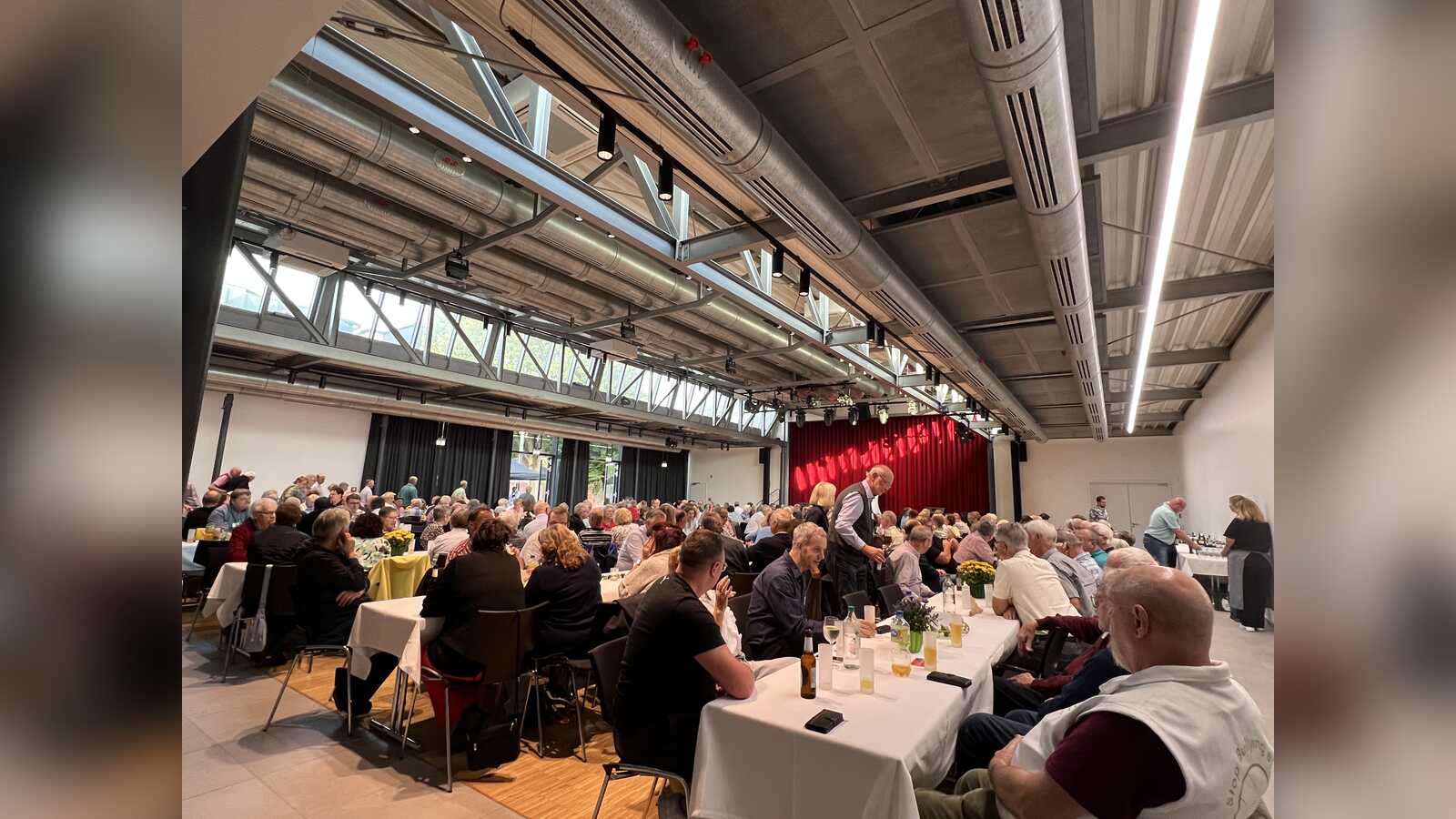 Ehrenamtliche Bürgerinnen und Bürger bei der Veranstaltung „Der Bürgermeister kellnert“ in Emsdetten