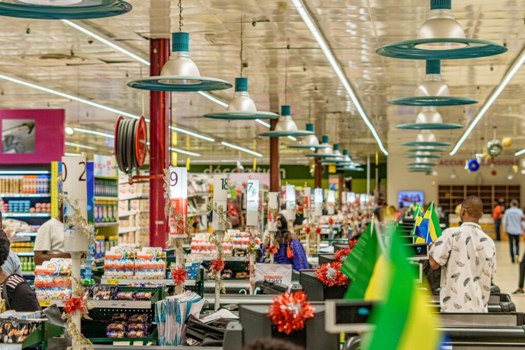 Menschen beim Einkaufen in einem hell beleuchteten Supermarkt