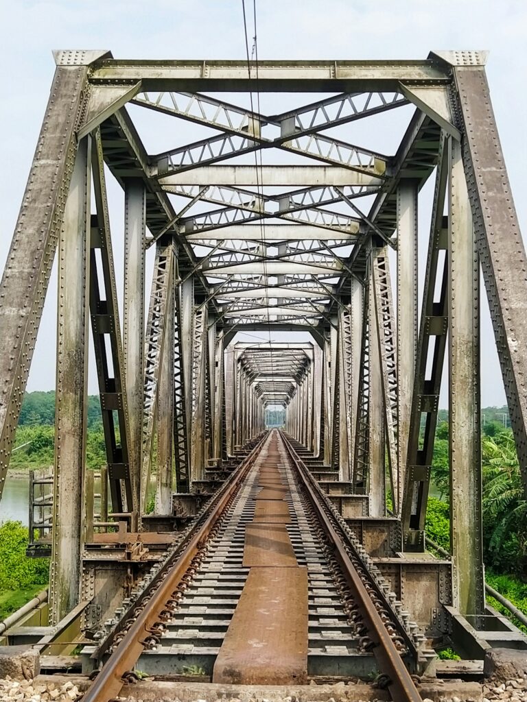 Eisenbahnbrücke über einen Fluss (Symbolbild)
