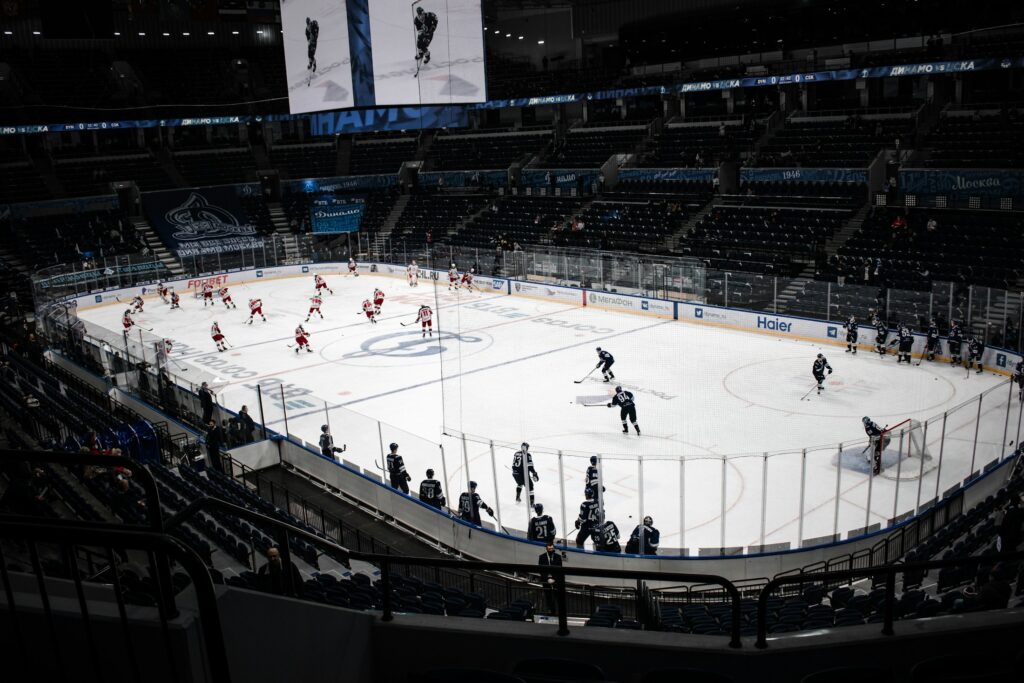 Eishockeyspiel in einer Arena, Symbolbild zur Eishockey-Weltmeisterschaft 2027