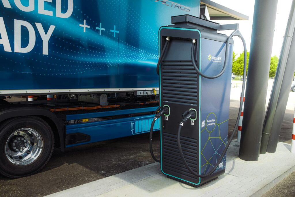Elektro-Lkw an einer Ladestation, Symbolbild Elektromobilität in der Logistik