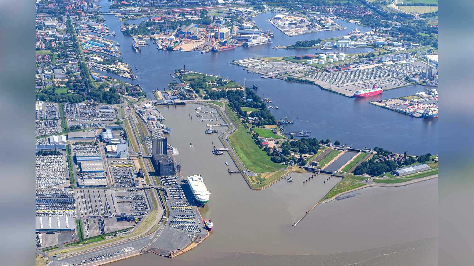 Luftaufnahme des Emder Hafens mit der Großen Seeschleuse und der Nesserlander Schleuse