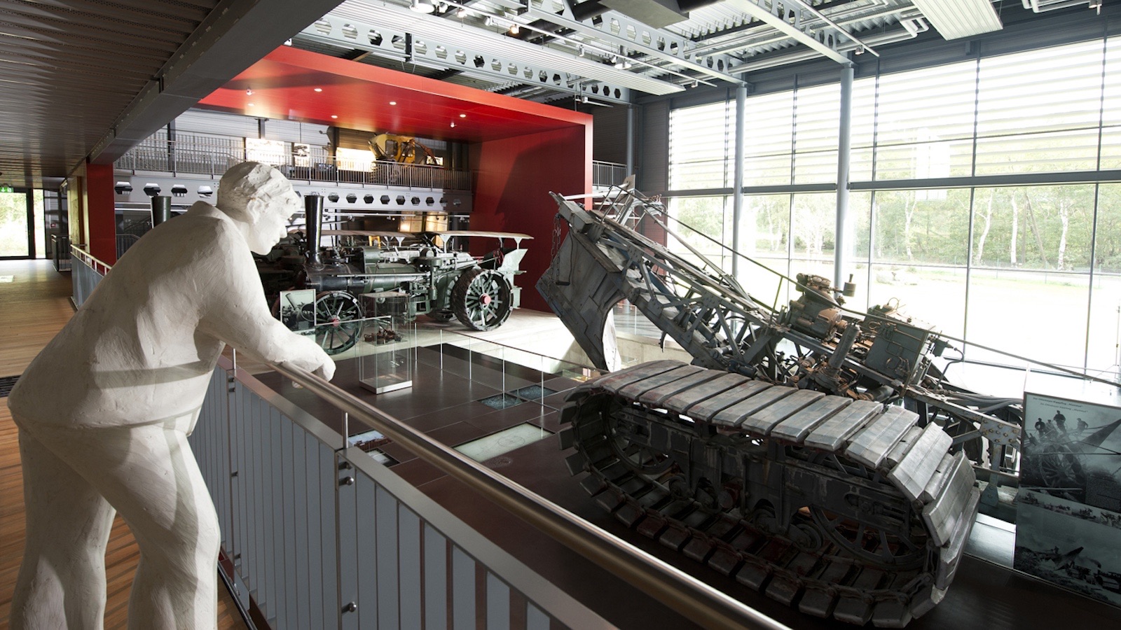 Kipptiefpflug Mammut in Ausstellungshalle 2 des Emsland Moormuseums
