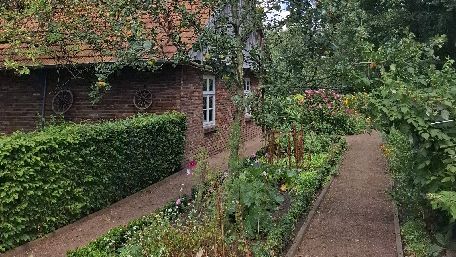 Siedlerhaus mit Bauerngarten im Emsland Moormuseum