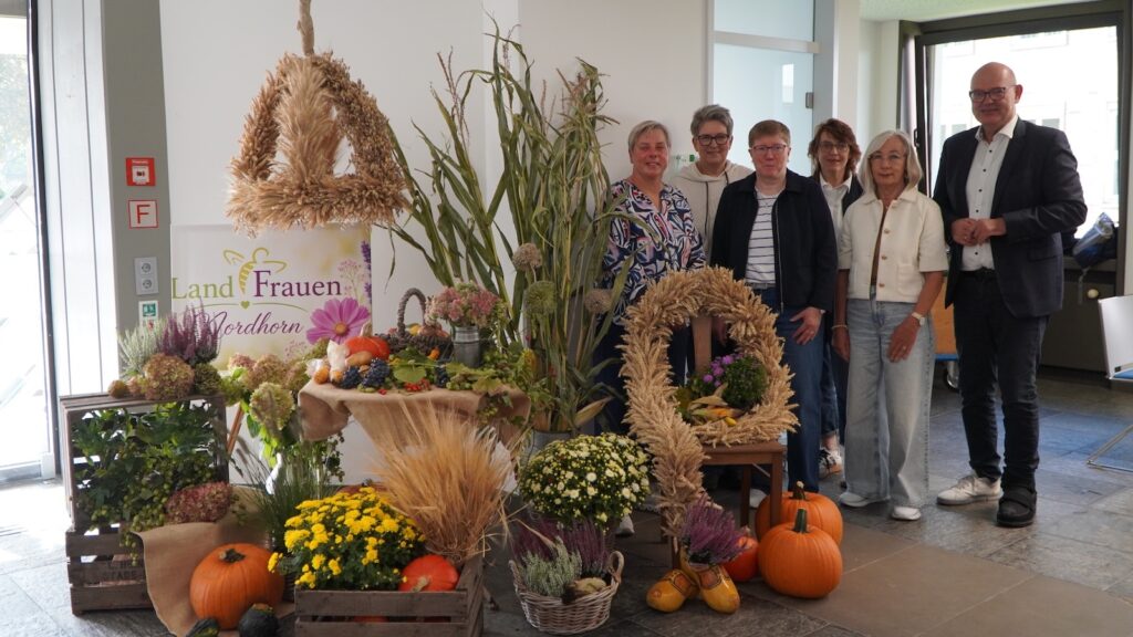 Landfrauen des Ortsvereins Nordhorn übergeben Erntegaben und Erntekrone an Landrat Uwe Fietzek im Kreishaus Nordhorn