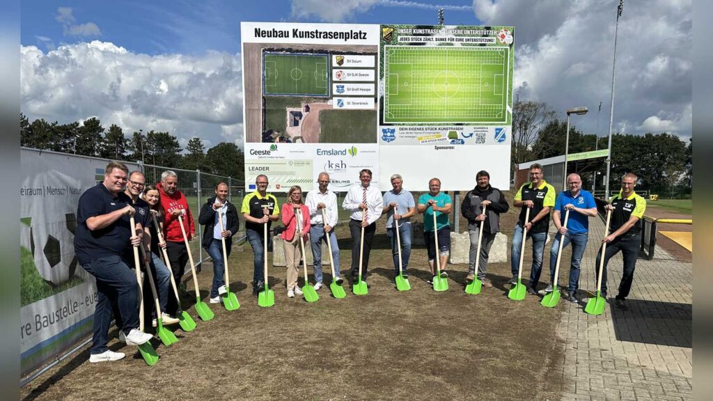 Vertreterinnen und Vertreter der vier Geester Fußballvereine, der Gemeinde Geeste und des Landkreises Emsland beim ersten Spatenstich für den neuen Kunstrasenplatz in Dalum