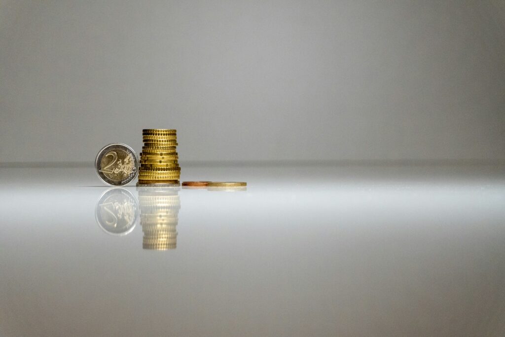 Gestapelte Euromünzen als Symbolbild für den Landeshaushalt