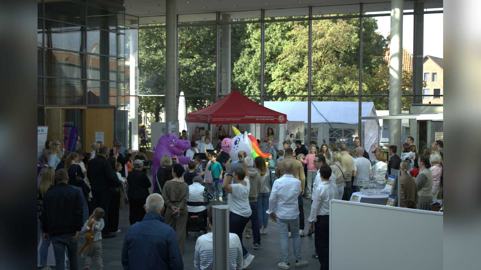 Volles Rathaus Vechta beim Familientag mit vielen Besucherinnen und Besuchern