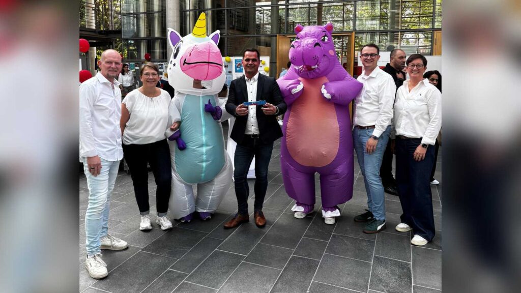 Ralf Schillmöller, Andrea Schlärmann, Bürgermeister Kristian Kater, Moritz Wiese-Thole und Anja Kuhlmann mit den Maskottchen des Familientags im Rathaus Vechta