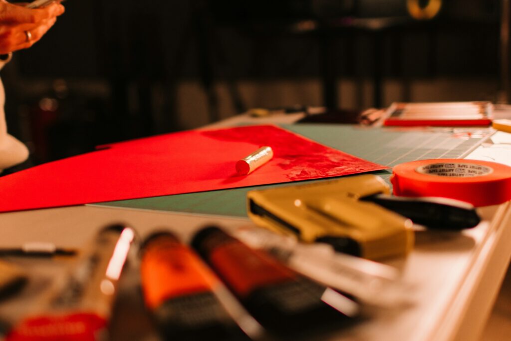 Buntes Bastelmaterial auf einem Tisch (Symbolbild)