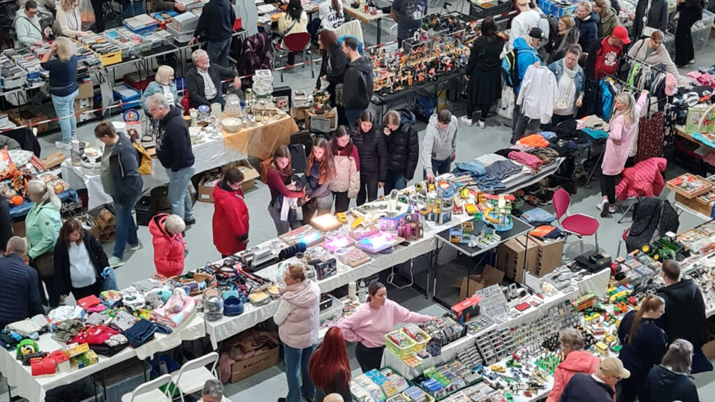 Besucherinnen und Besucher stöbern an Ständen beim Flohmarkt in der Nordseehalle Emden