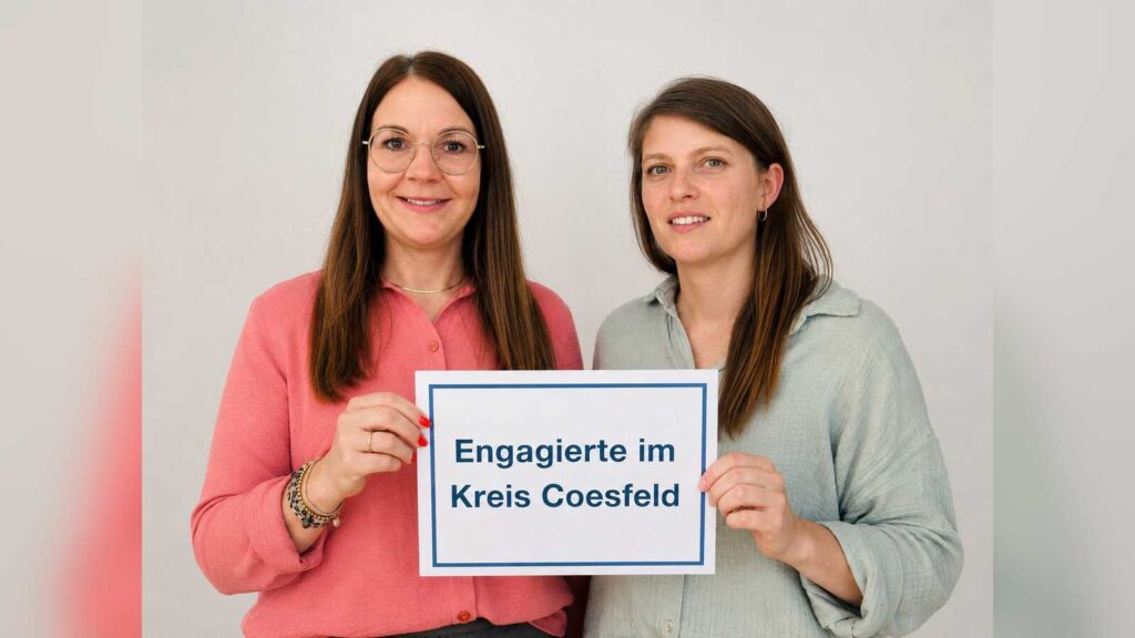 Johanna Wittling von der VHS und Laura Antosch Borker vom Eine-Welt-Netz NRW stellen die Fortbildungsreihe für Engagierte vor