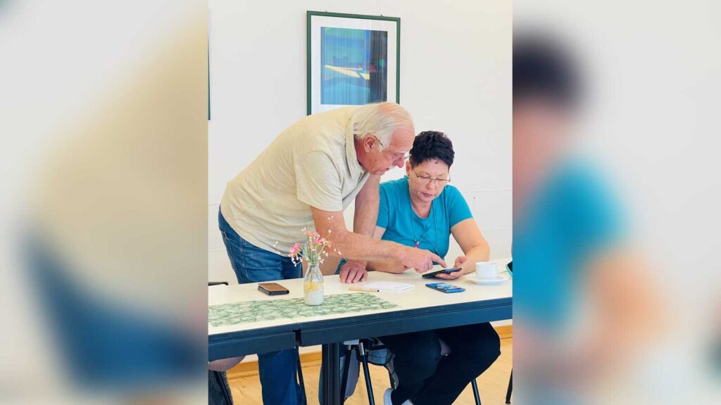 Besucherinnen und Besucher beim Digital-Treff in Mesum